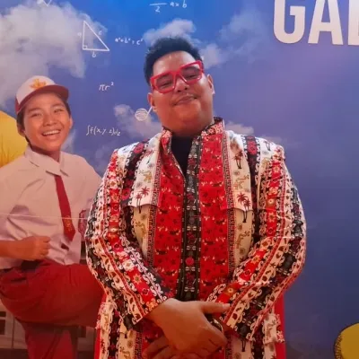 Nuansa Nostalgia Lagu Papa T. Bob di Film Musikal 'IYUS JENIUS'