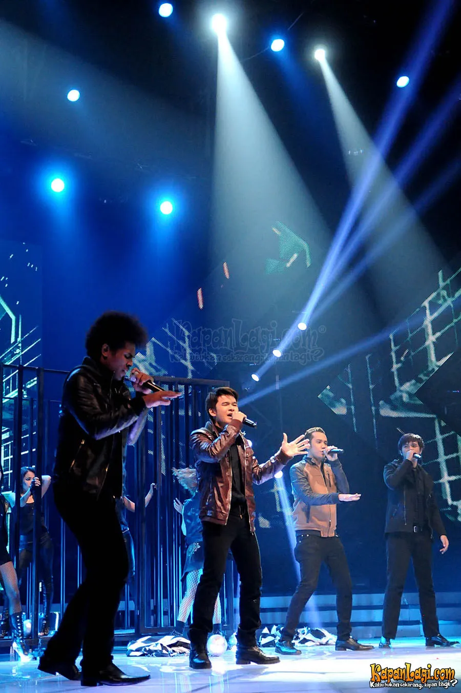 Nu Dimension tampaknya menjadi peserta yang paling sering mengalami masalah kostum.