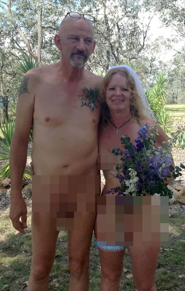 Jeff dan Sue Adams, memutuskan untuk menikah dengan bertelanjang bulat di hadapan orang asing © mirror.co.uk