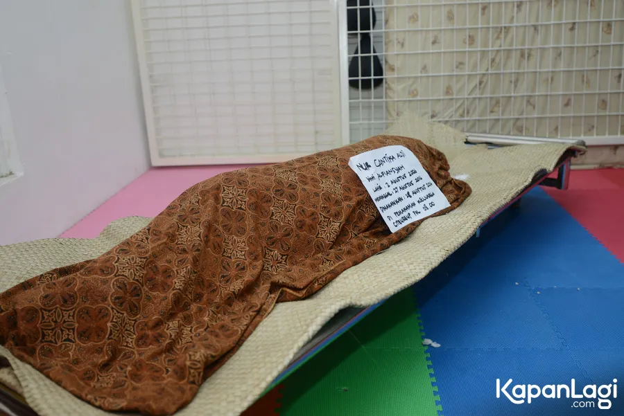 Caca saat semalam di rumah duka © KapanLagi.com®/Muhammad Akrom Sukarya