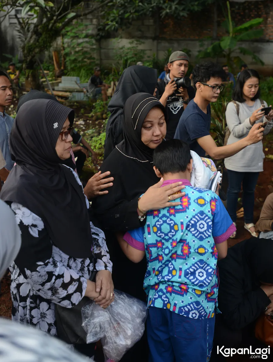 Istri Komeng dan kedua putra kembarnya setia temani Caca hingga peristirahatan terakhir/©KapanLagi.com®/M. Akrom Sukarya
