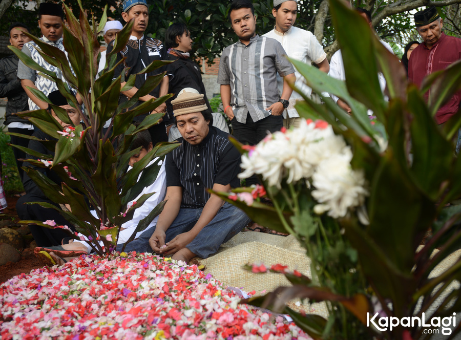 Suasana pemakaman Caca © KapanLagi.com®/Muhammad Akrom Sukarya