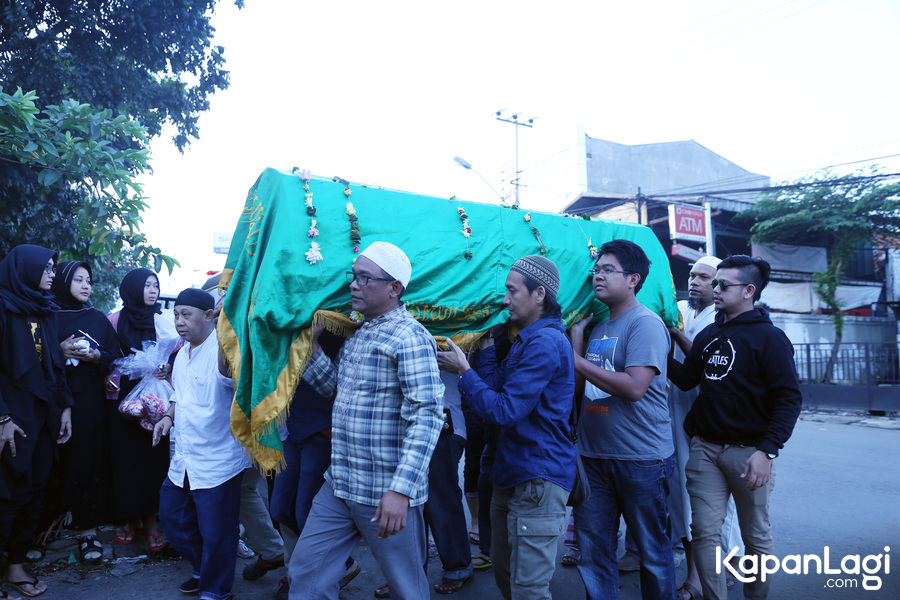Jenazah Caca menuju pemakaman © KapanLagi.com®/Muhammad Akrom Sukarya