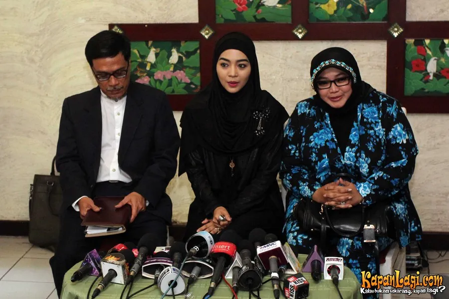 Nuri Maulida saat beri keterangan pada pers bersama Rina Gunawan dan perwakilan keluarga Adam.