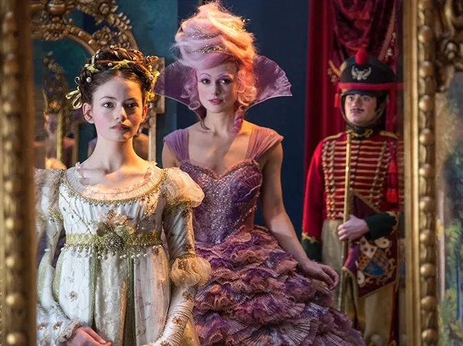 Keira tampil unik dan serba pink! (Credit: Disney)