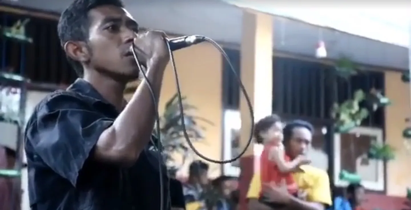 Seorang pria yang diduga mantan mempelai wanita menyanyikan lagu Mahal di pernikahan sembari menangis © Facebook.com/Thebunkzhu Marsya