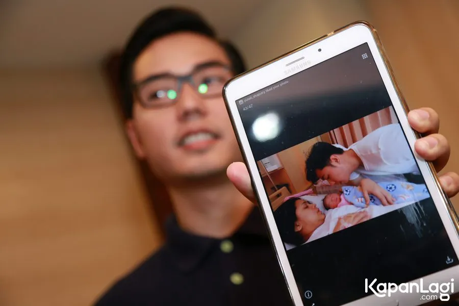 Rizky Kinos menunjukkan foto anak pertamanya. ©KapanLagi.com/Agus Apriyanto