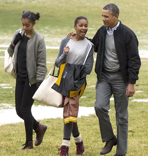 Obama terlihat protektif pada putrinya @ dailymail.co.uk