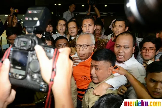 OC Kaligis saat digelandang oleh KPK. ©merdeka.com
