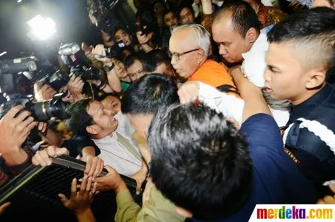 OC Kaligis saat digiring keluar kantor KPK ©Merdeka
