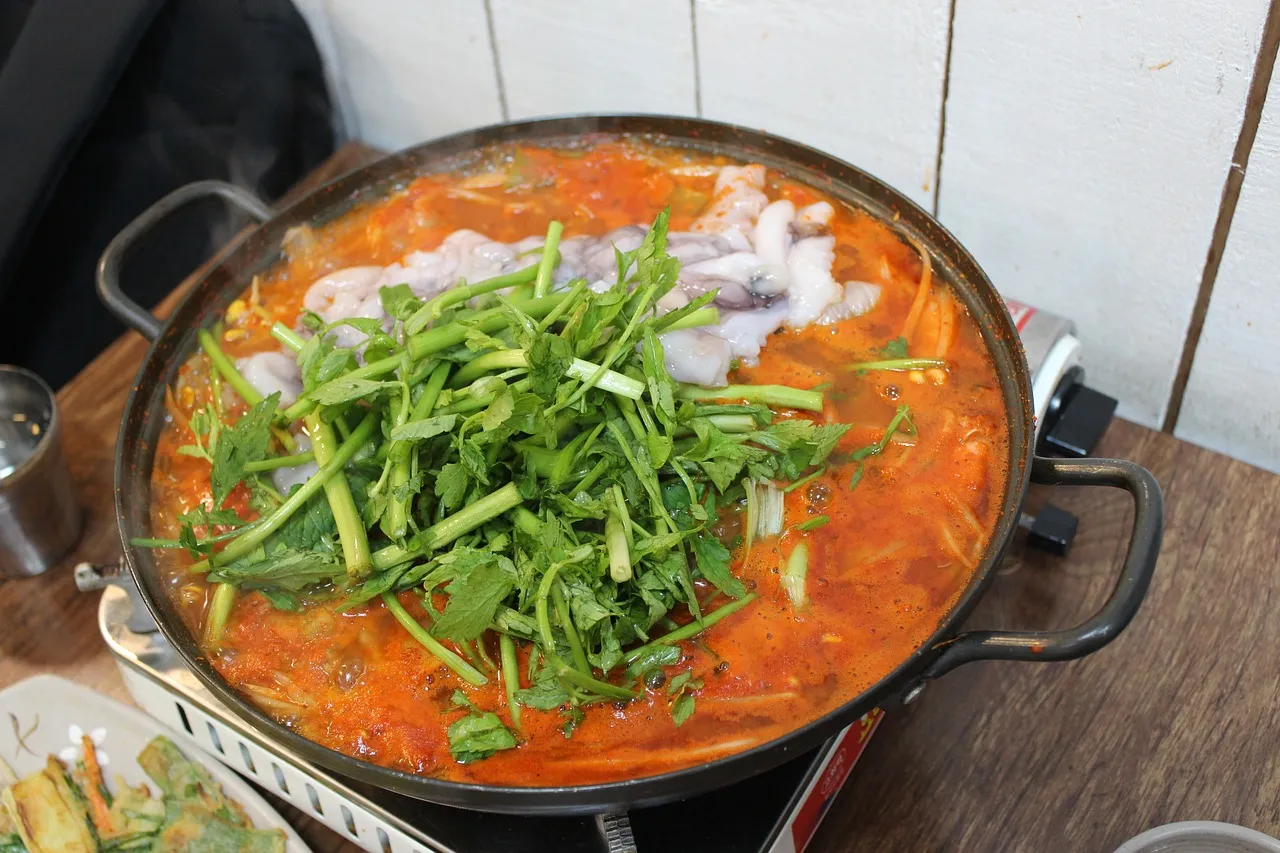 Sundubu Jjigae (Sup Tofu Seafood Pedas)