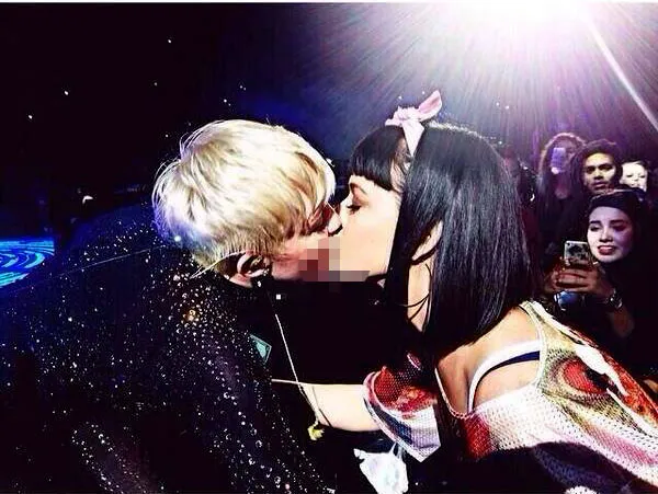 Miley Cyrus mencium Katy Perry di Los Angeles Foto: Twitter @MileyCyrus