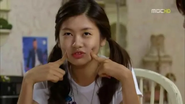 Jung So Min dengan gaya imut-nya sebagai Oh Hani di Naughty Kiss © YouTube