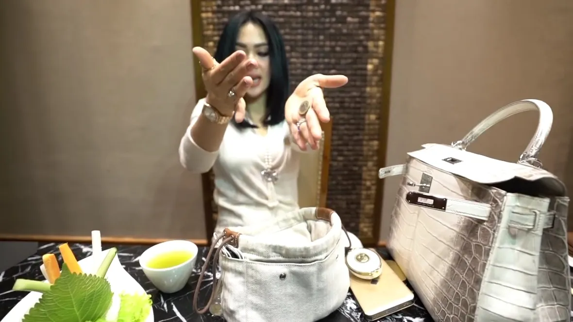 Uang logam dari berbagai negara untuk mengisi tas Syahrini © Youtube/The Princess Syahrini