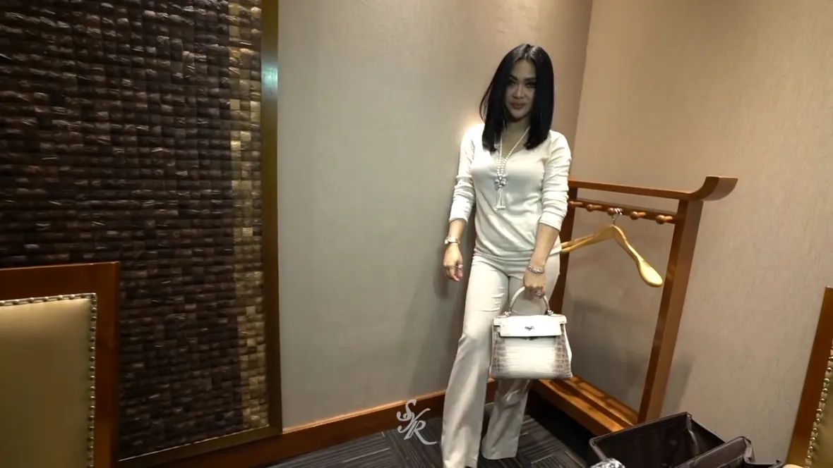 Syahrini dan tas branded-nya sealu satu paket © Youtube/The Princess Syahrini