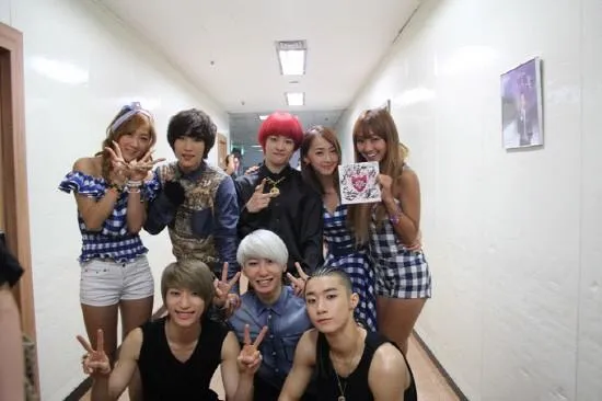 sepertinya Big Star adalah teman dekat Sistar ©ohkpop.com