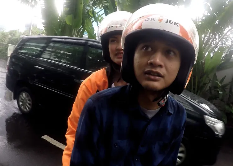 Karena mendapat penumpang pria, ganti Atiqah yang duduk di bangku belakang. ©KapanLagi.com/Adhib Mujaddid