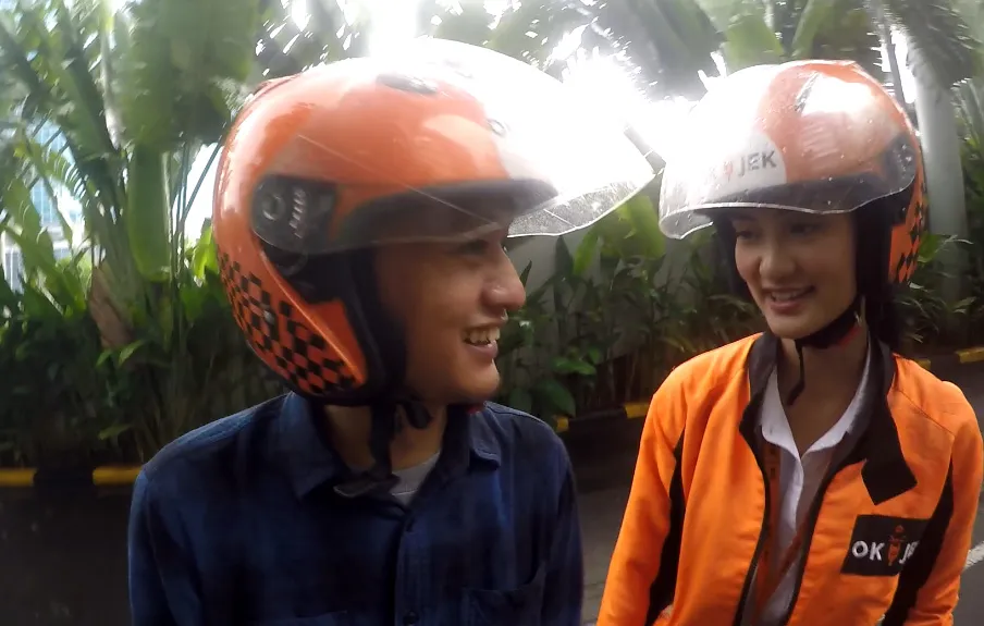 Atiqah Hasiholan yang ngojek bersama reporter KLN. ©KapanLagi.com®/Adhib Mujaddid