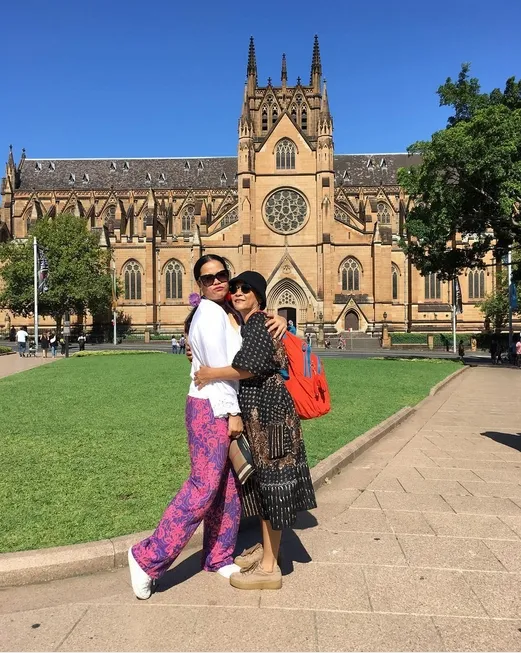 Saling berpelukan Okky dan sang bunda narsis di depan kamera. /©instagram.com/oq_lukman