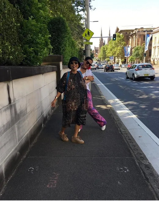 Tertawa bahagia, Okky Lukman menggandeng erat lengan sang mama. /©instagram.com/oq_lukman