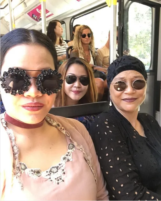 Kompak banget! Okky, sang mama dan adiknya sama-sama kenakan kacamata hitam. /©instagram.com/oq_lukman