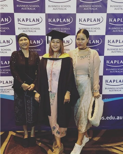 Bersama dengan sang bunda, Okky Lukman menghadiri acara wisuda adiknya. /©instagram.com/oq_lukman