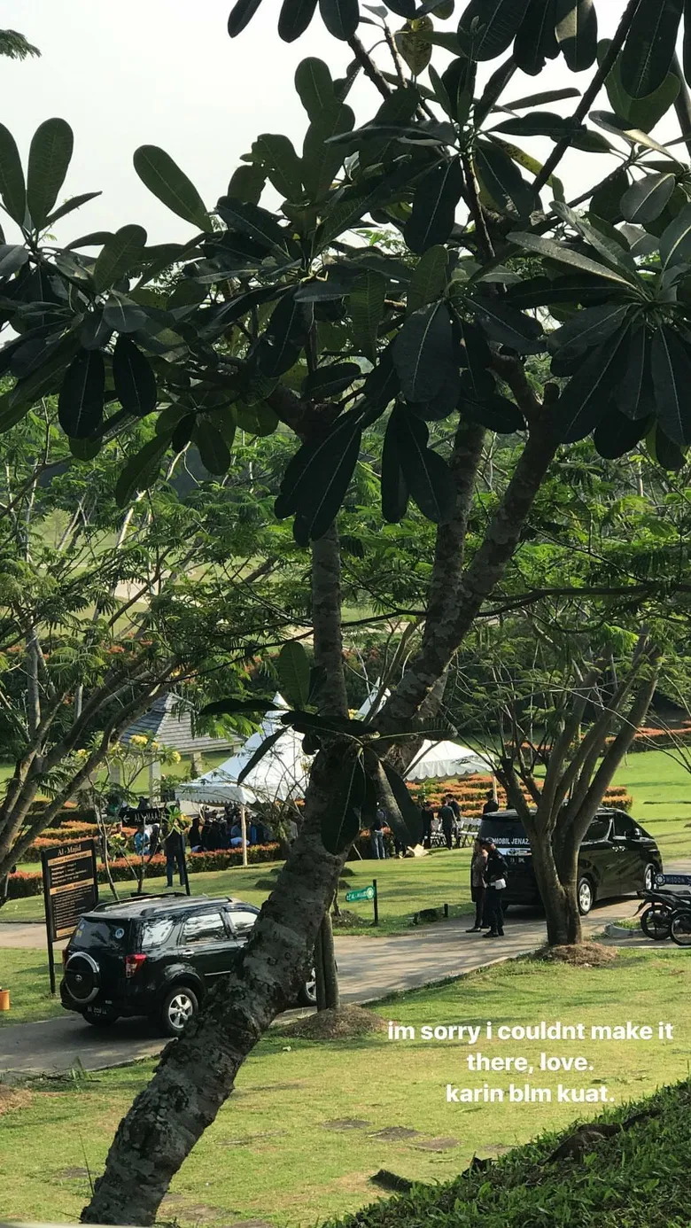 Awkarin pada momen pemakaman Oka ©instagram/awkarin