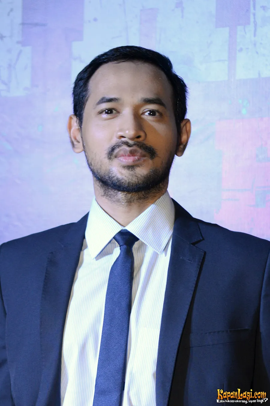 Oka Antara mengaku ada kalanya berewok karena malas bercukur.