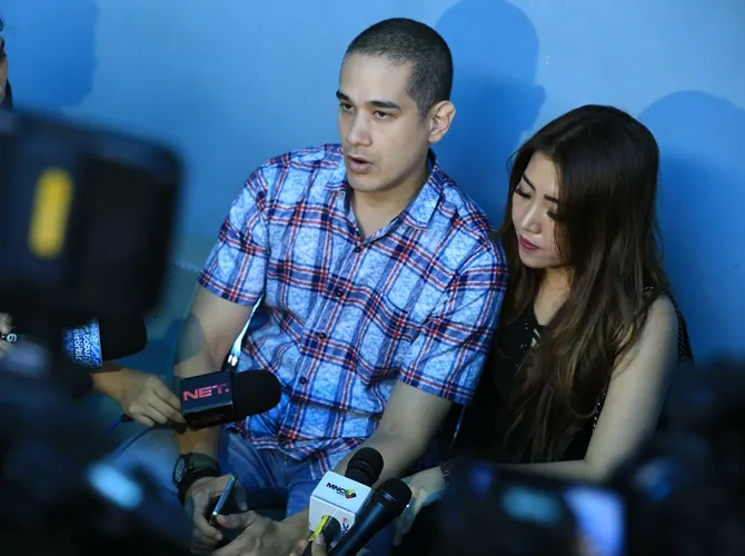 Okan membiarkan istrinya, May Lee, berkomunikasi dengan Viviane soal anak-anak. © KapanLagi.com/Agus Apriyanto