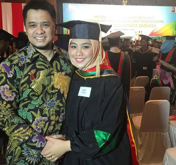 Oki Setiana Dewi Saat Lulus S2 © Instagram