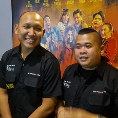 Oki Rengga dan Lolox Reuni Teman Satu Atap di Film TIBA-TIBA SETAN