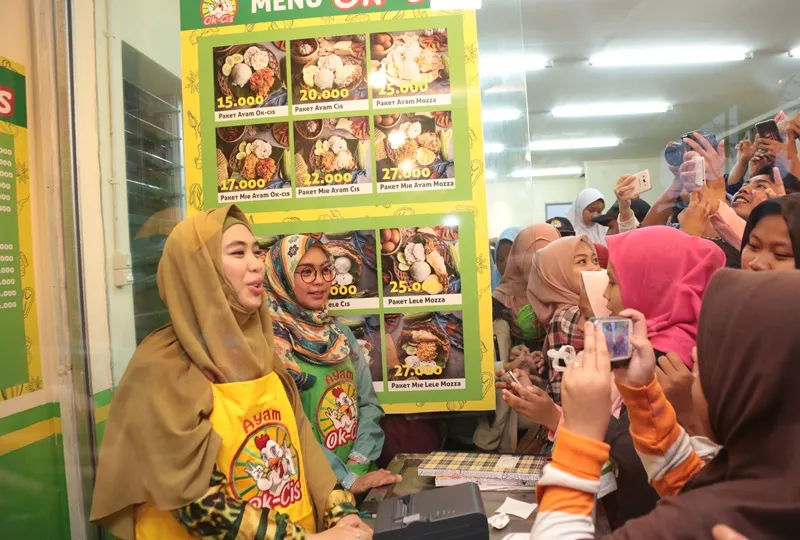 Oki dan Ria bisnis bareng © KapanLagi.com®/Muhammad Akrom Sukarya