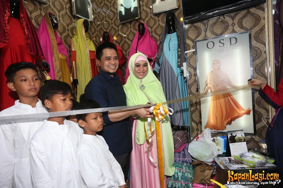 Bersama suami, Oki siap memulai bisnis hijab syar'i ©Budy Santoso