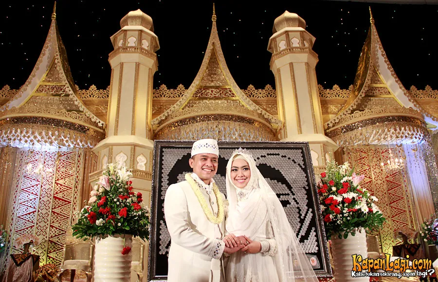 Pernikahan Oki Setiana Dewi dan Ory Vitiro yang menjadi kado ulang tahun sang mempelai wanita @KapanLagi.com