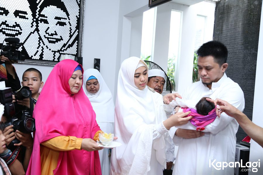 Oki Setiana Dewi dan Ory Vitrio gelar aqiqah anak kedua © KapanLagi.com®/Agus Apriyanto