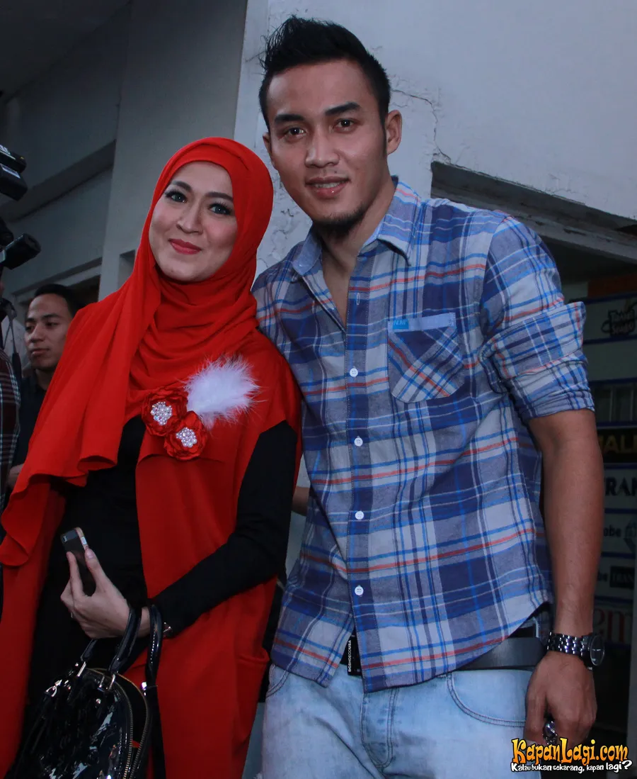 Okie dan Gunawan termasuk keluarga yang dirugikan dengan berhentinya kompetisi dan hancurnya pesepakbolaan Indonesia. ©KapanLagi.com®/Muhammad Akrom Sukarya