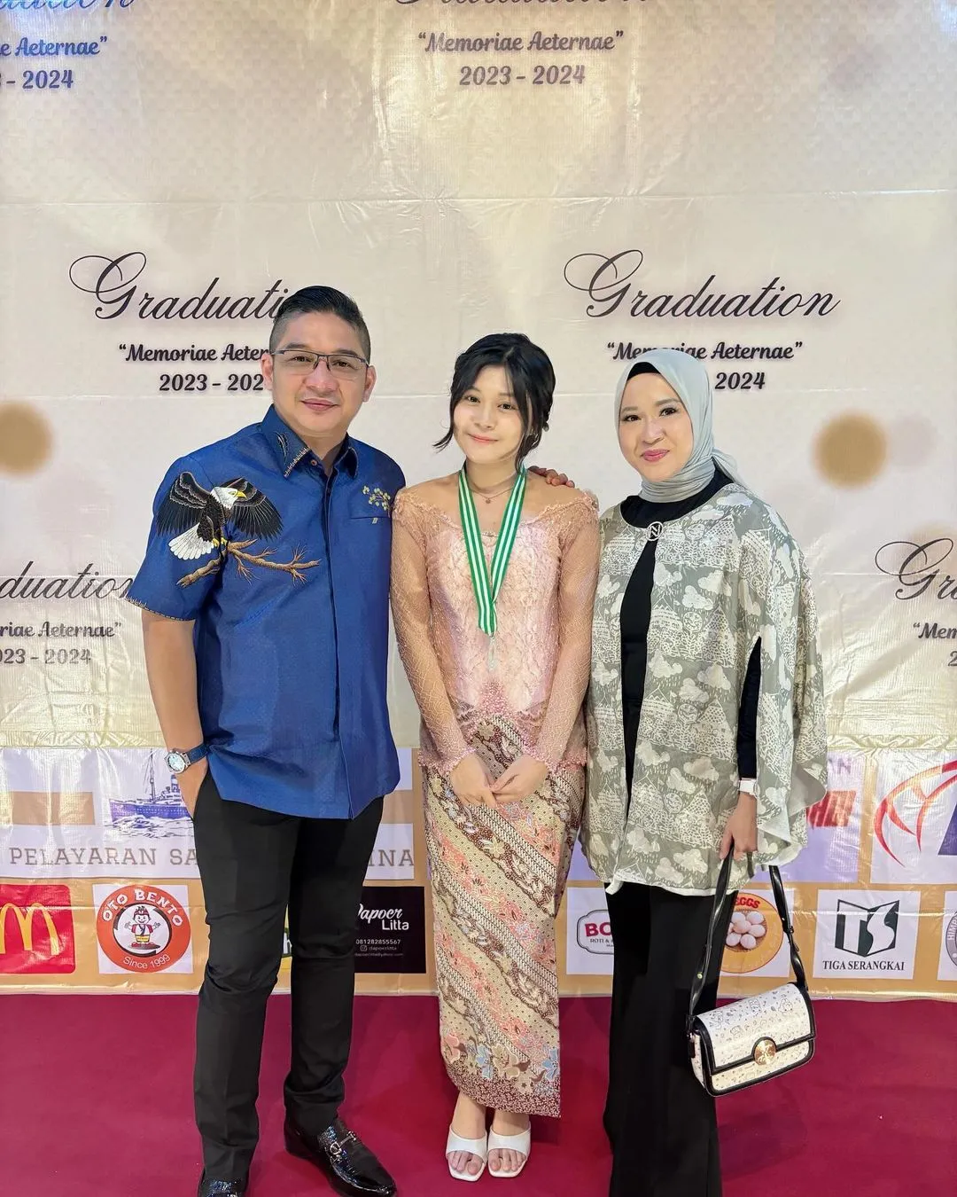 Okie Agustina dan Pasha Ungu di Wisuda Anak (Credit: Instagram/okieagustina_)