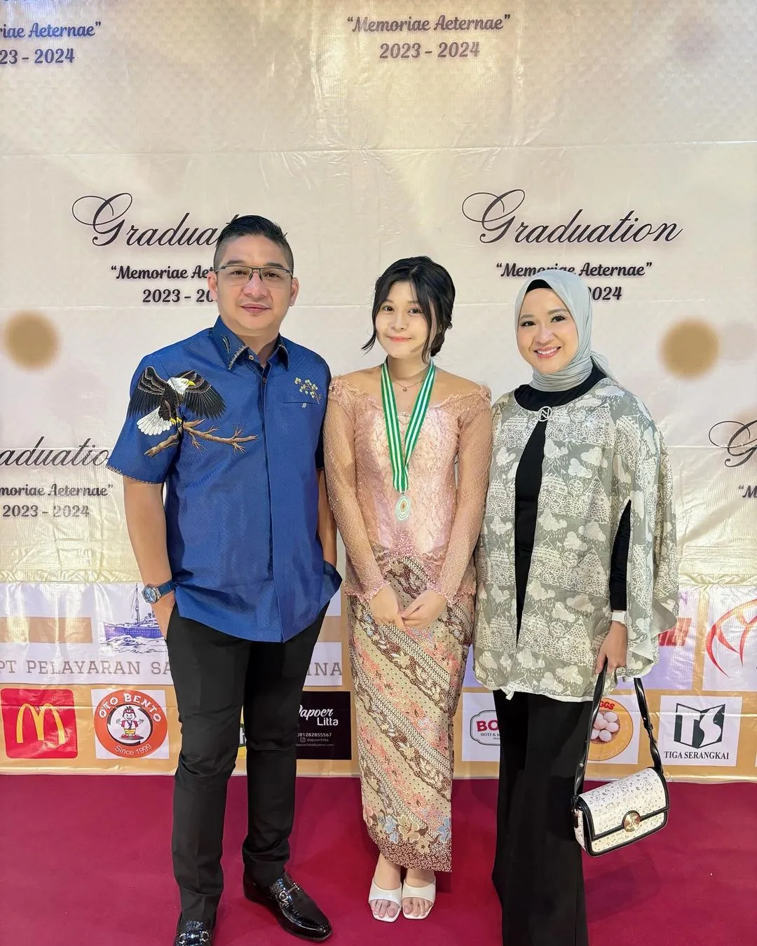 Okie Agustina dan Pasha Ungu di Wisuda Anak (Credit: Instagram/okieagustina_)