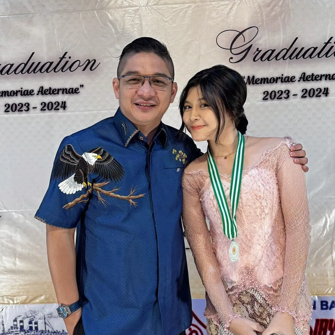 Okie Agustina dan Pasha Ungu di Wisuda Anak (Credit: Instagram/pashaungu_vm)