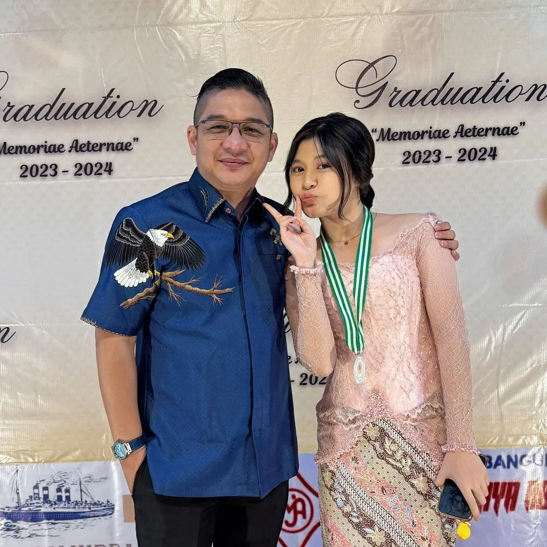 Okie Agustina dan Pasha Ungu di Wisuda Anak (Credit: Instagram/pashaungu_vm)