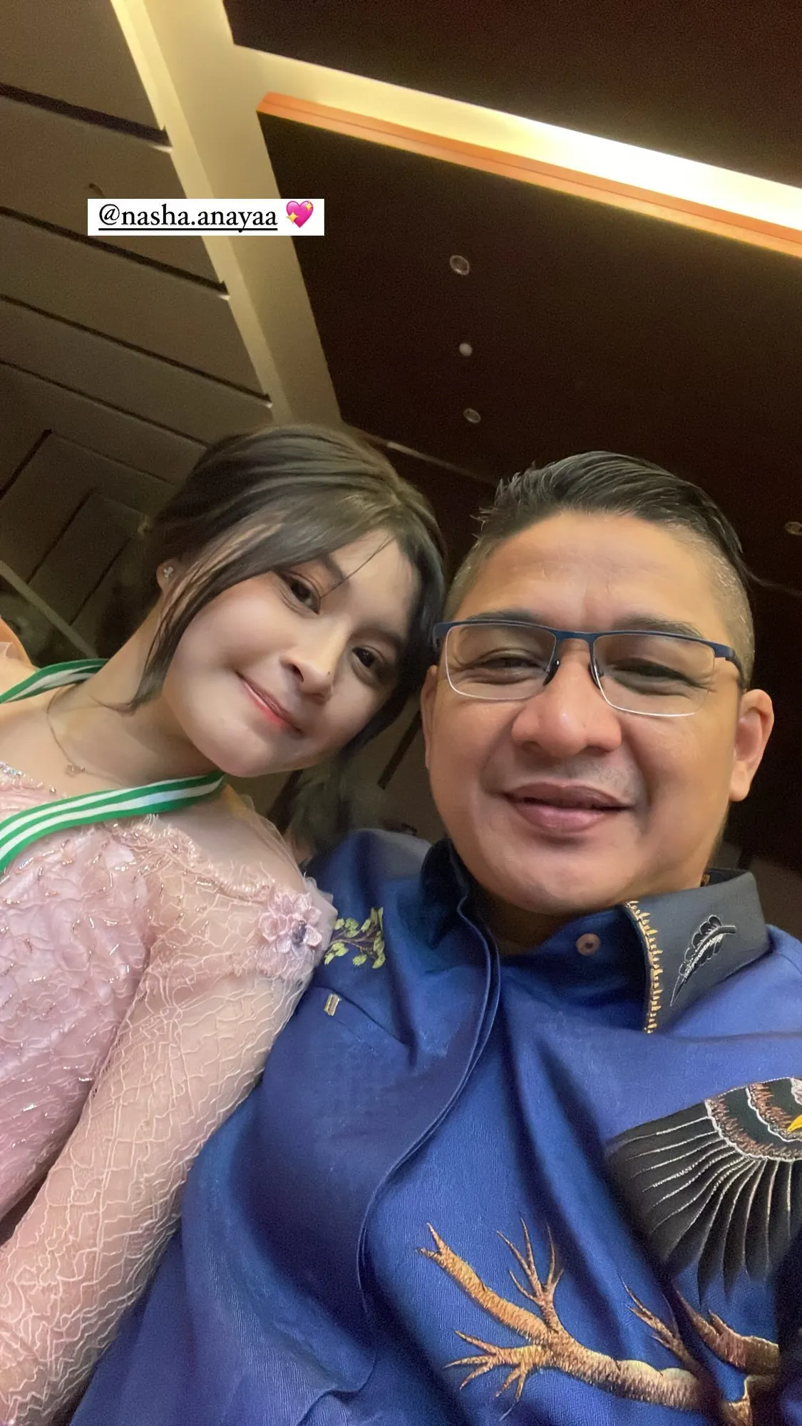 Okie Agustina dan Pasha Ungu di Wisuda Anak (Credit: Instagram/pashaungu_vm)