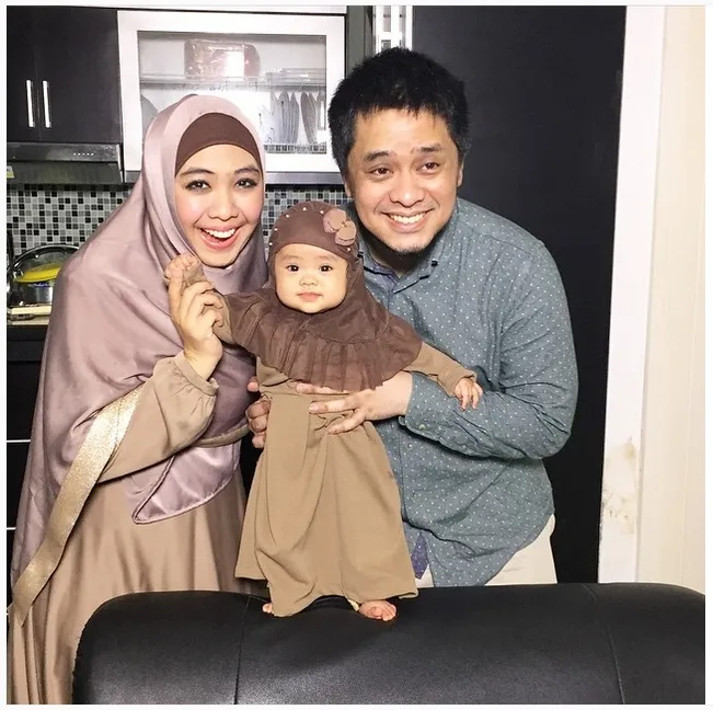 Oki dan suami bermain-main dengan bayi Maryam yang lucu dan tembam. ©instagram Okie Setiana Dewi