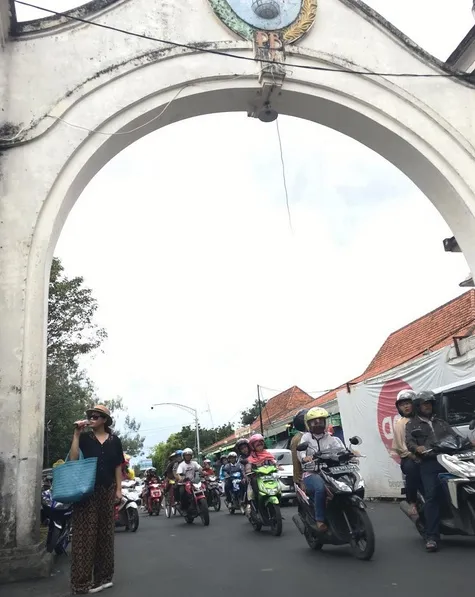 Bergaya, Okky Lukman berpose di daerah Pasar Klewer. /©instagram.com/oq_lukman