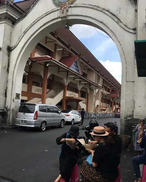 Bersama dengan kawan-kawannya, Okky Lukman nikmati makan siang di pinggir jalan. /©instagram.com/oq_lukman