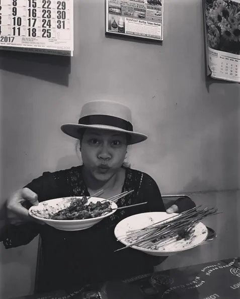 Okky Lukman akhiri hari itu dengan makan malam menyantap sate. /©instagram.com/oq_lukman