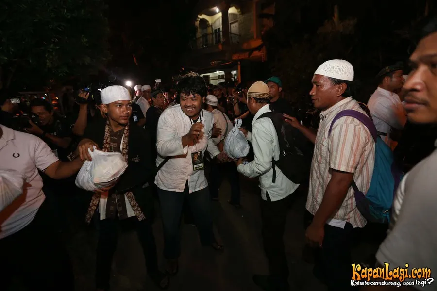 1.350 sembako dibagikan untuk warga sekitar di peringatan 40 hari kematian Olga Syahputra. ©KapanLagi.com®/Budy Santoso