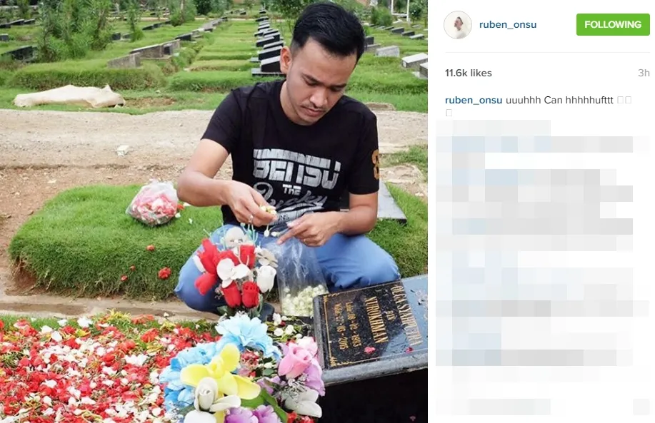 Ruben nyekar ke makam Olga sambil bawa bunga melati ©instagram/ruben_onsu