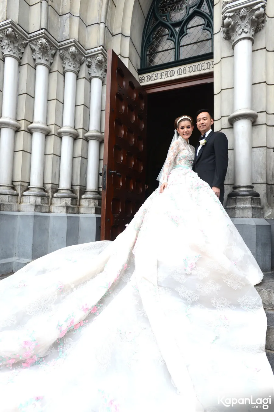 Olga Lydia mengenakan gaun dengan ekor sangat panjang. © KapanLagi.com/Bayu Herdianto