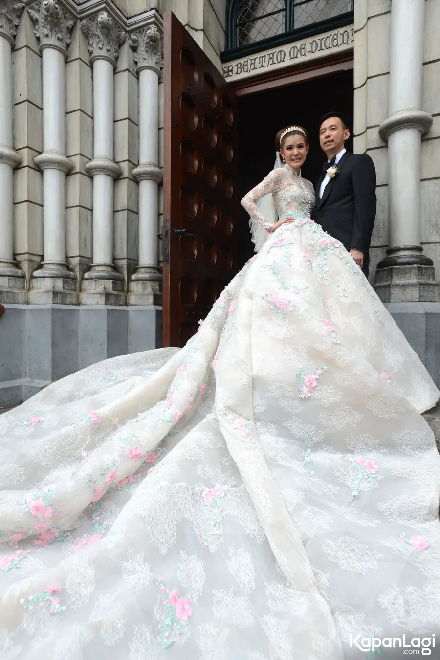 Olga Lydia resmi menikah dengan pria bernama Aris Utama. © KapanLagi.com/Bayu Herdianto