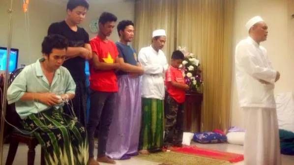 Olga Syahputra, salat ketika berjuang dalam sakitnya © twitter.com/HendryKzt